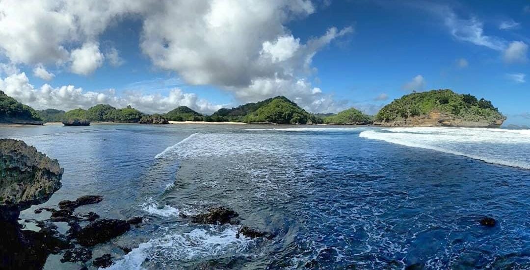 Pantai Cantik di Malang Cocok untuk Liburan Kamu