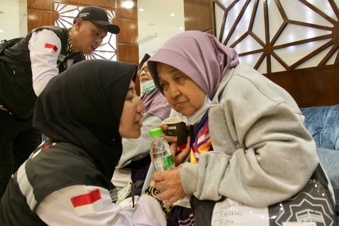 Jamaah Haji Sebaiknya Minum Air Tidak Dingin, Sedikit Sedikit Usahakan Rutin