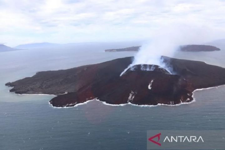 Sinyal Anomali Magnetik dan Kilatan Petir Vulkanik Warnai Erupsi Anak Krakatau