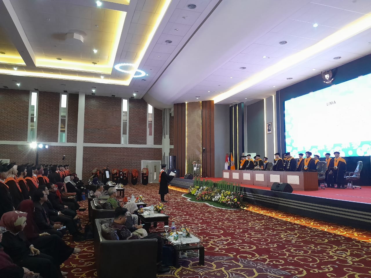 228 Wisudawan Unsera Siap Terjun ke Dunia Kerja