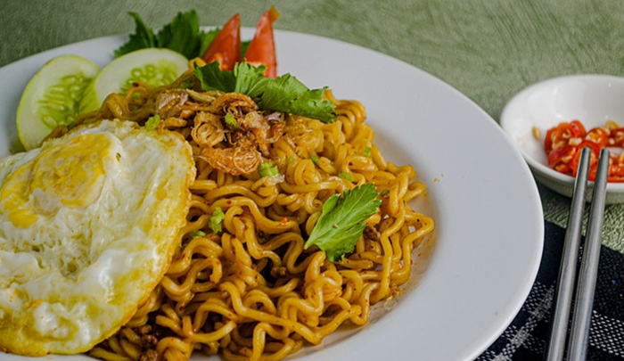 Kamu Lagi Diet Tapi Pengen Makan Indomie? 3 Cara Ini Bisa Kamu Tiru