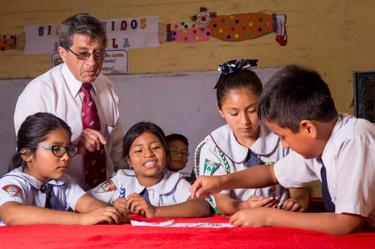 Perbandingan Pendekatan Pemerintah China dan Indonesia dalam Menghargai Guru