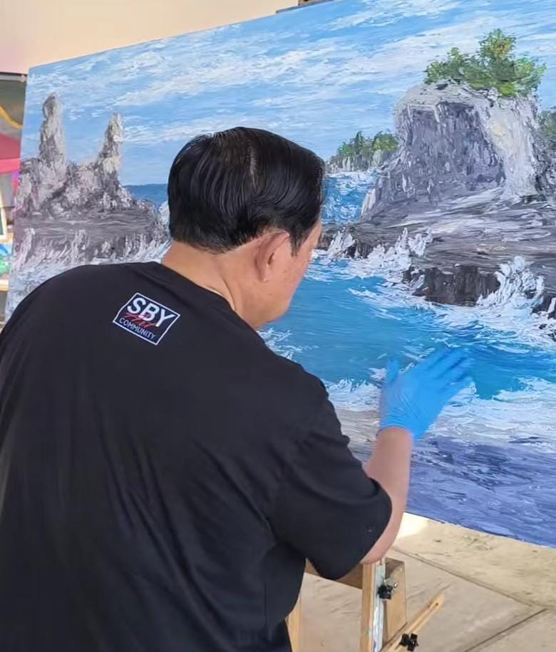 SBY dan Pelukis Jerman Christopher Lemphful Melukis di Pantai Klayar