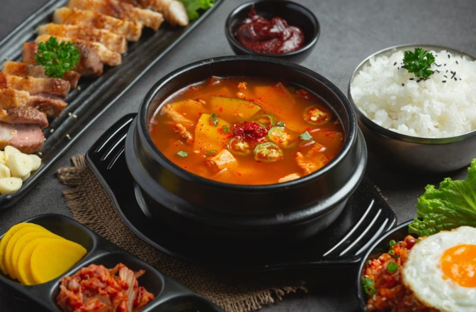 8 Jenis Makanan Asli Korea Selatan yang Sering Muncul di Drama Korea
