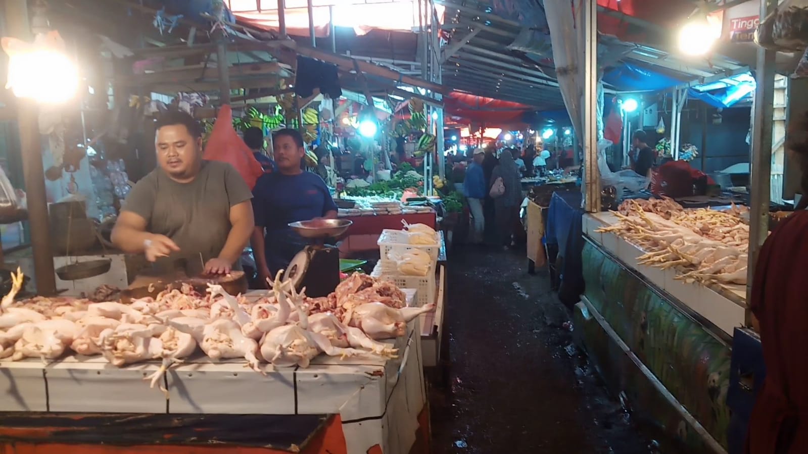 Emak-emak di Pasar Badak Pandeglang Ngejerit, Daging Ayam Harganya Naik