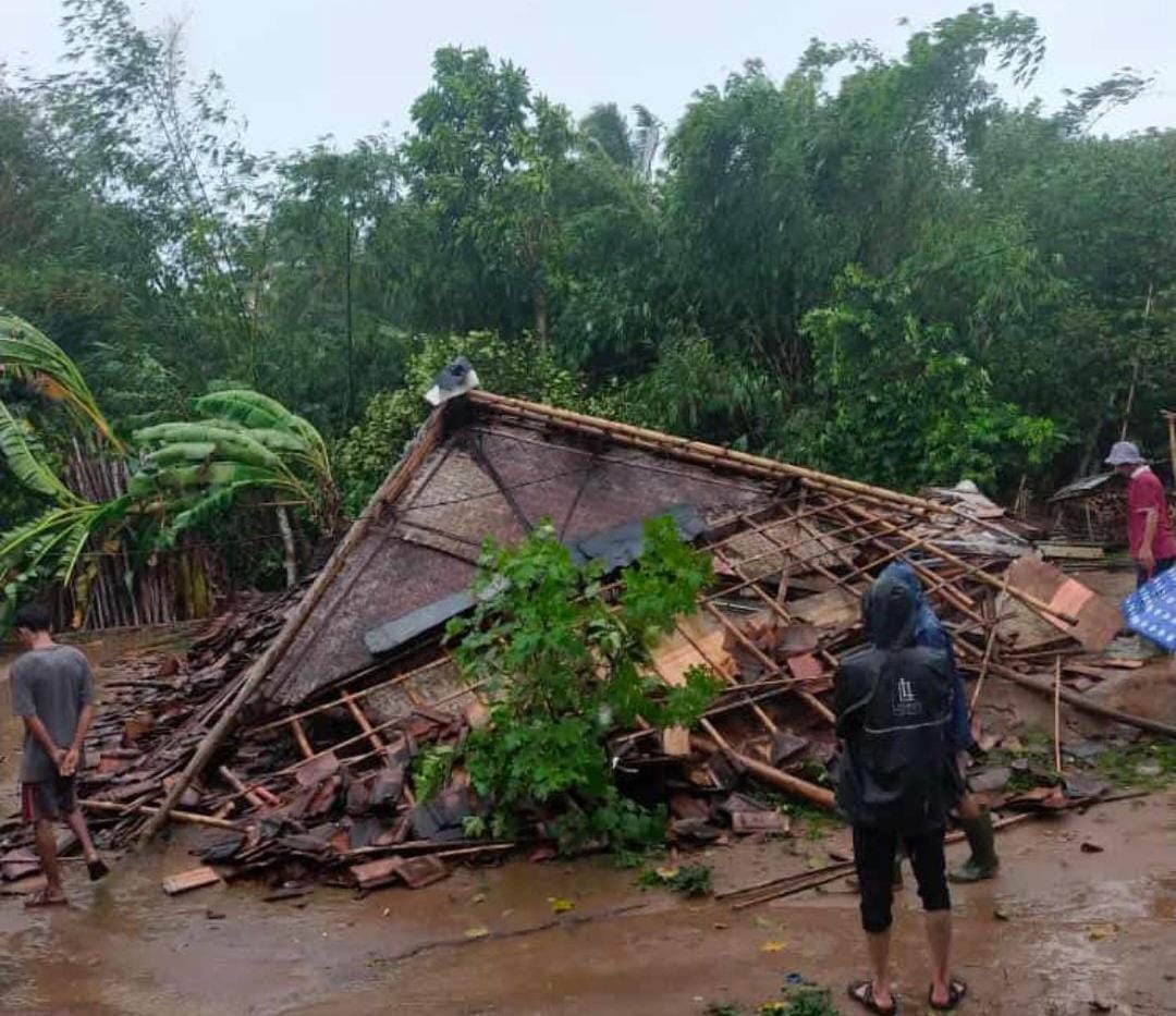 Hujan Angin, Dordar Gelap: Rumah Sampai Tiang Listril Ambruk di Malingping Hingga Cibeber Lebak Banten