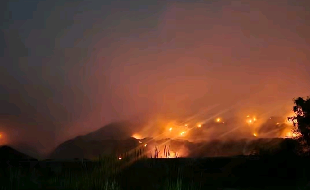 Api Makin Membesar, Kebakaran TPA Jatiwaringin Masih Berkobar hingga Rabu Malam