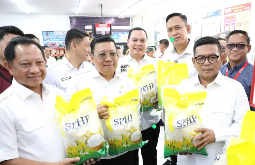 Mendagri Sebut Cadangan Beras Nasional Tertinggi, Tinjau Pasar Rau untuk Pastikan Ketersediaan