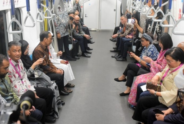 Jokowi Ajak Para Dubes Naik MRT Hadiri HUT ASEAN, Ini Tanggapan Mereka 