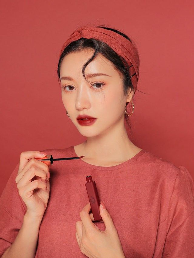 Tampil Elegan dan Bold, Ini 5 Rekomendasi Lipstick Red Brown dengan Hasil Matte hingga Glossy