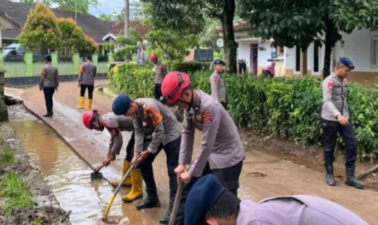 Polda Banten Turunkan Ditsamapta, Bersihkan Lumpur Pascabanjir Desa Sukamaju