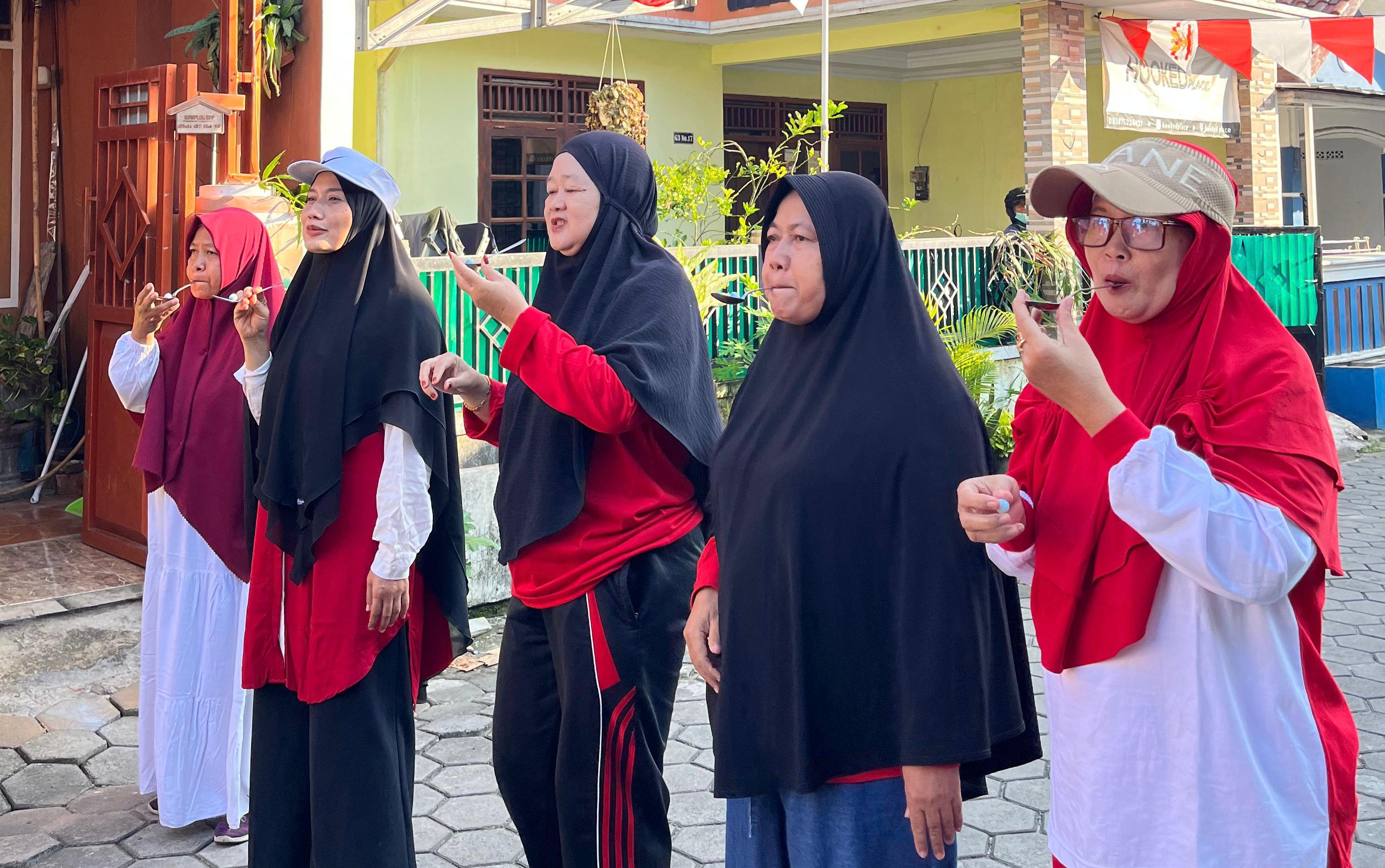 Meriahkan HUT ke-80 RI, Ibu-Ibu Kramatwatu Tampil Bikin Heboh dengan Beragam Perlombaan Kreatif