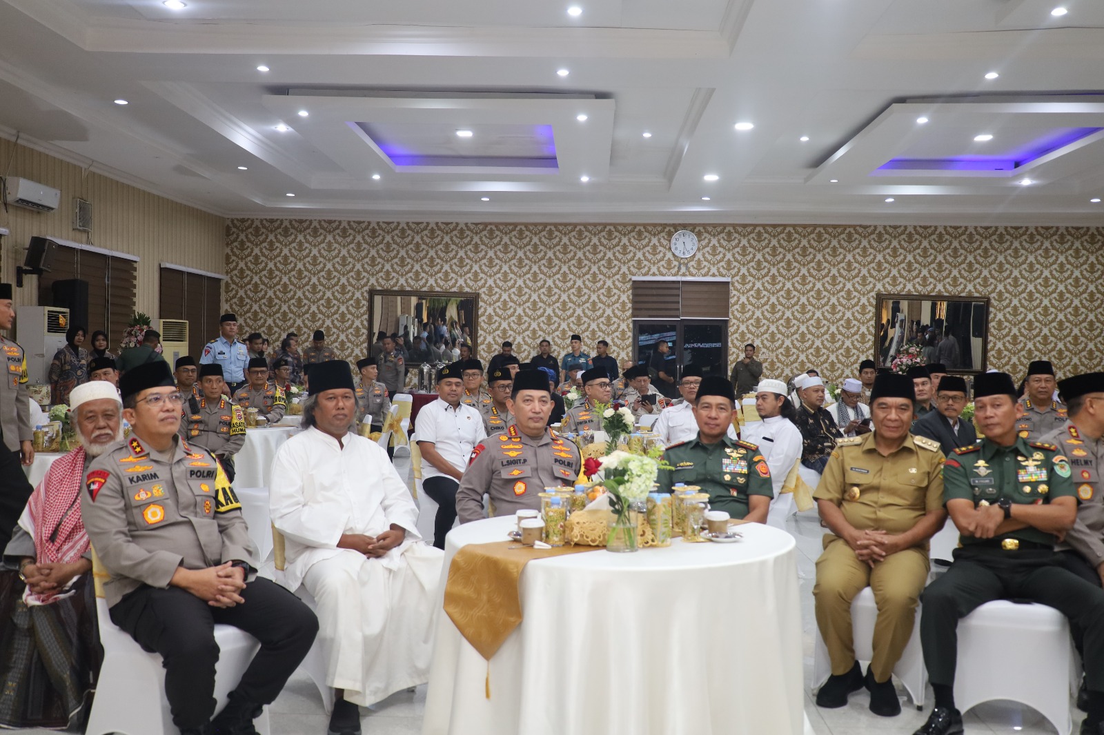 Usai Pengecekan di Pelabuhan Merak, Kapolri dan Panglima TNI Mengadakan Buka Puasa Bersama di Polda Banten