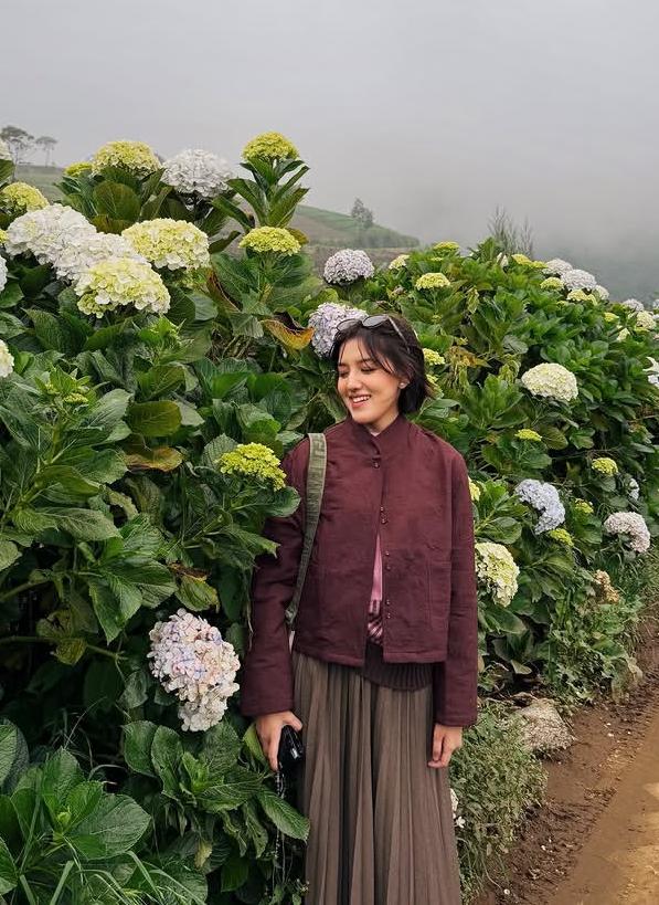 Gaya Playful Monokrom ala Ify Alyssa Jadi Inspirasi Outfit Hangout Anak Muda