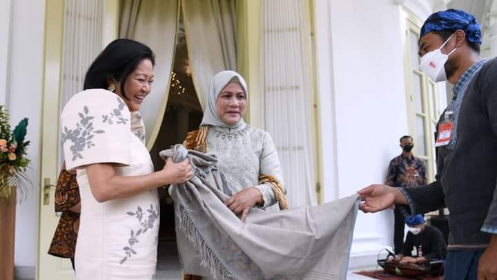 Ibu Iriana Jokowi Kenalkan Kain Suku Baduy ke Istri Presiden Filipina 