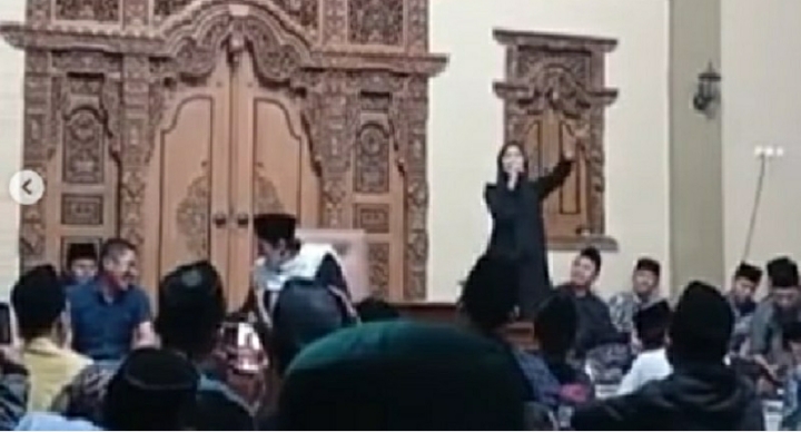 Heboh, Wanita Bergamis Hitam Nyanyi Dangdut di Depan Ustadz, Sekte Mana Lagi Ini? 