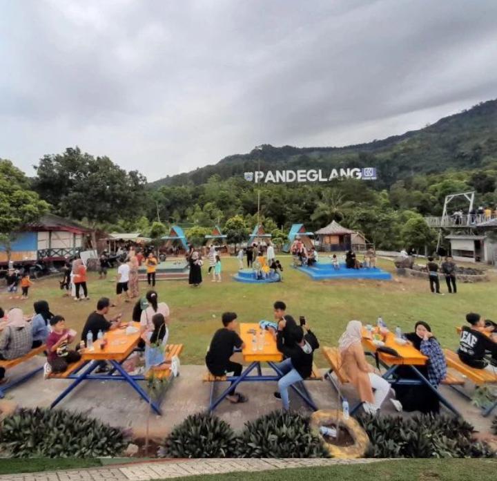 Nikmati Keindahan Landmark Gunung Karang Pandeglang, Liburan Bisa Sambil Camping 