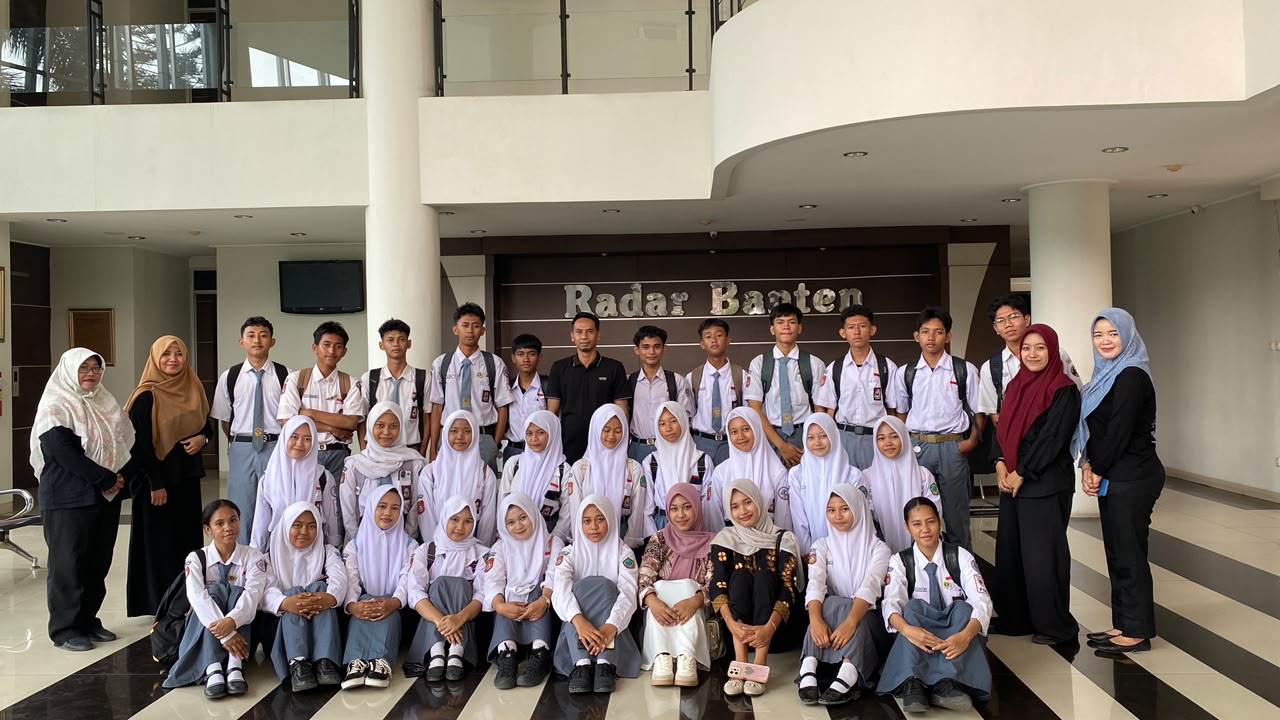 Eksrakulikuler Jurnalistik SMKN 1 Ciruas Kunjungi Radar Banten