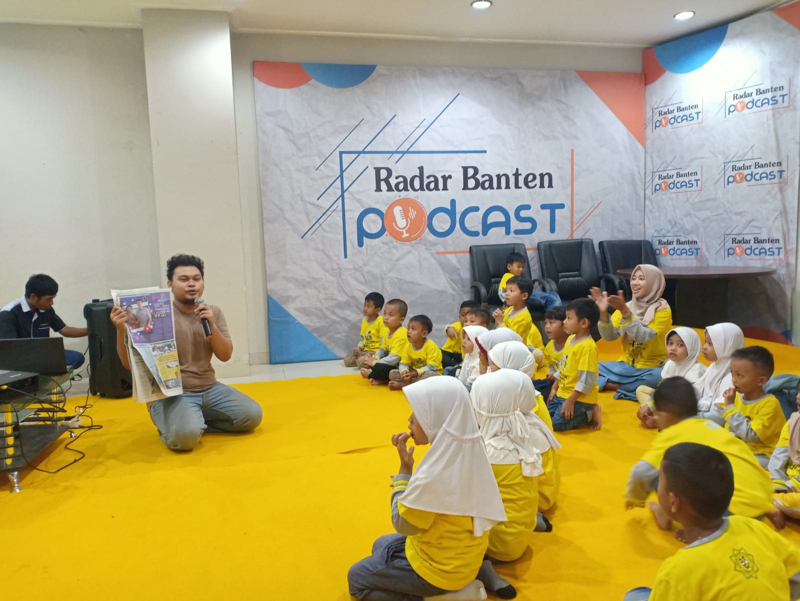 Kenalkan Media Komunikasi Koran, TKIT Bismillah Kunjungi Radar Banten