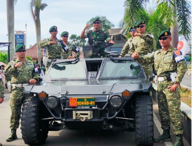 Warga Pandeglang Antusias Saksikan Kendaraan Tempur Batalyon Kostrad di Alun-alun 