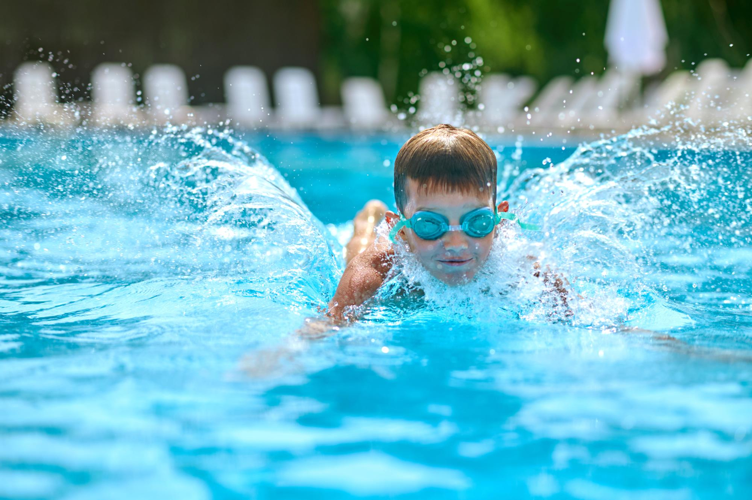 Buat yang Nggak Bisa Berenang dan Kekeh Ingin Bisa, Begini Caranya