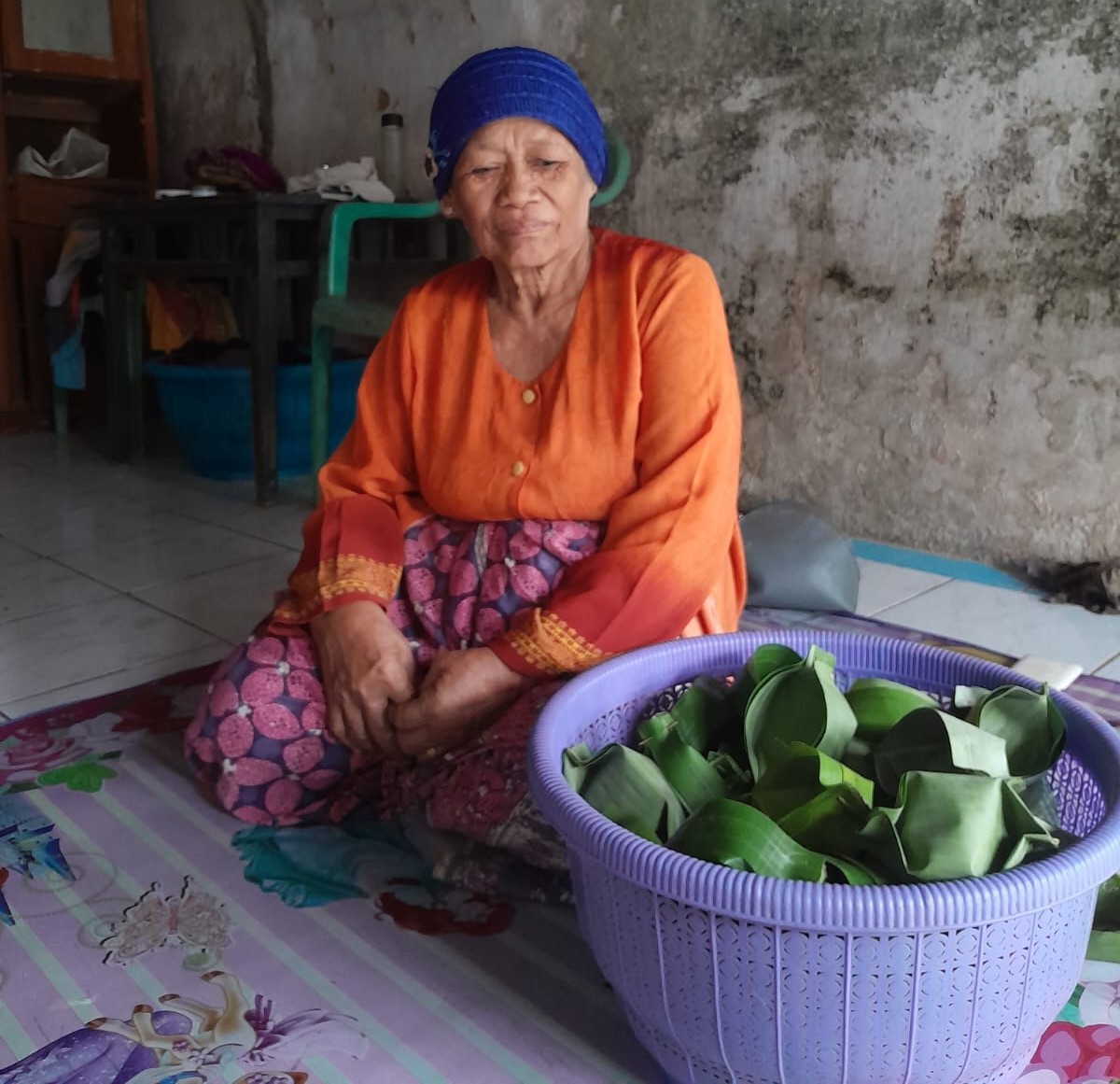 Menjajakan Kue Tradisional Jojorong Di Usia Senja Saat Bulan Ramadhan   