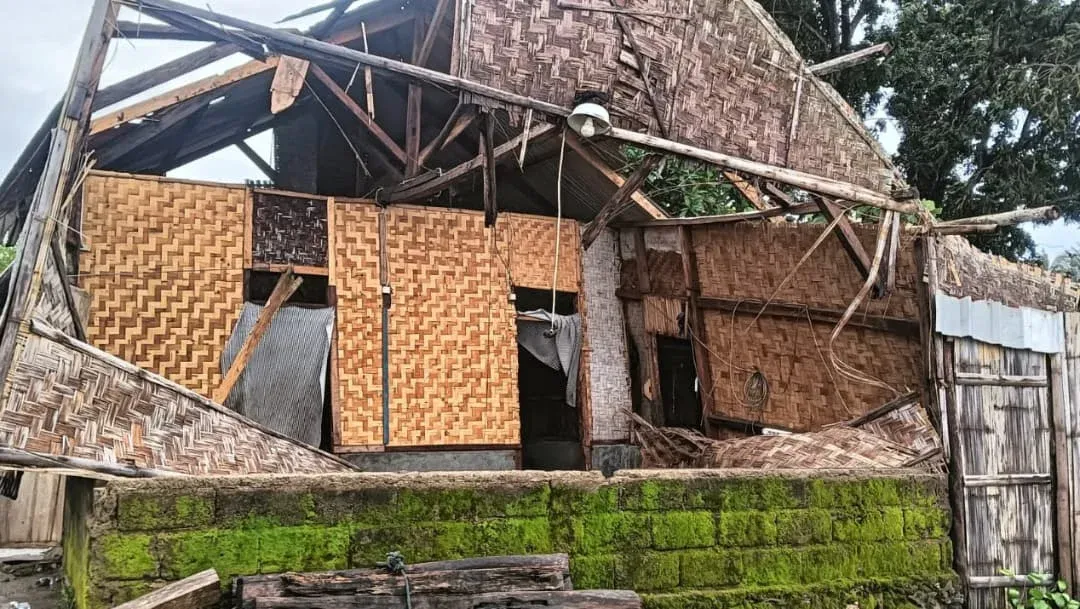 9 Rumah Rusak di Desa Tamanjaya oleh Terjangan Angin Puting Beliung