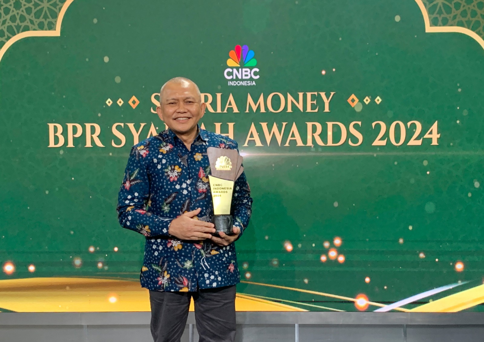 BPRS HIK Parahyangan Terima Penghargaan BPR Syariah Awards 2024 dari CNBC Indonesia