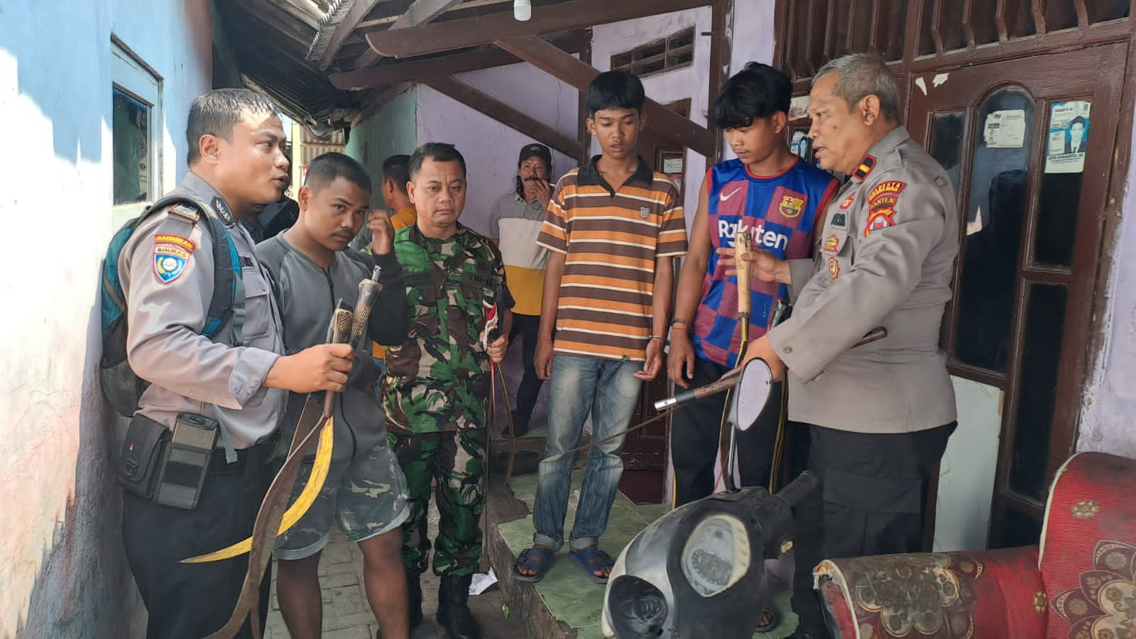 Aparat dan Warga Gagalkan Tawuran Gangster di Kota Serang, Tujuh Remaja dan 10 Buah Senjata Tajam Diamankan