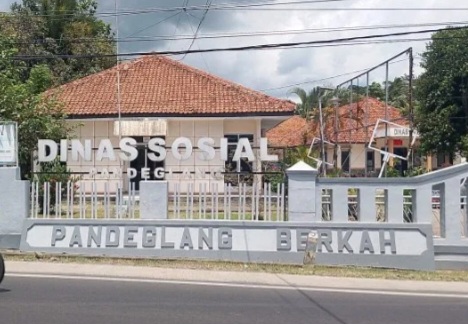 Pandeglang Pasang Stiker 'Keluarga Miskin' di Rumah Penerima Bansos