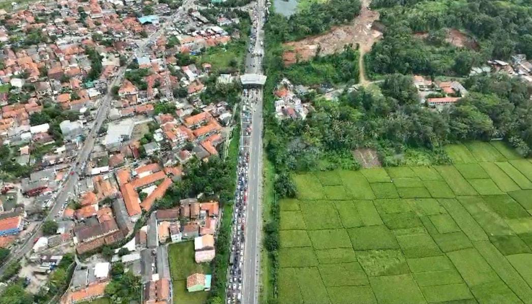 Kemacetan Panjang Menuju Pelabuhan Merak Hingga KM 90 Tol Cilegon-Merak