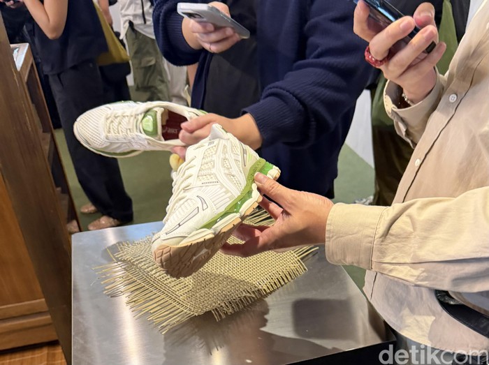 Terinspirasi Pandan, ASICS x atmos Rilis Sneakers Vintage-Tech Sentuhan Khas Indonesia