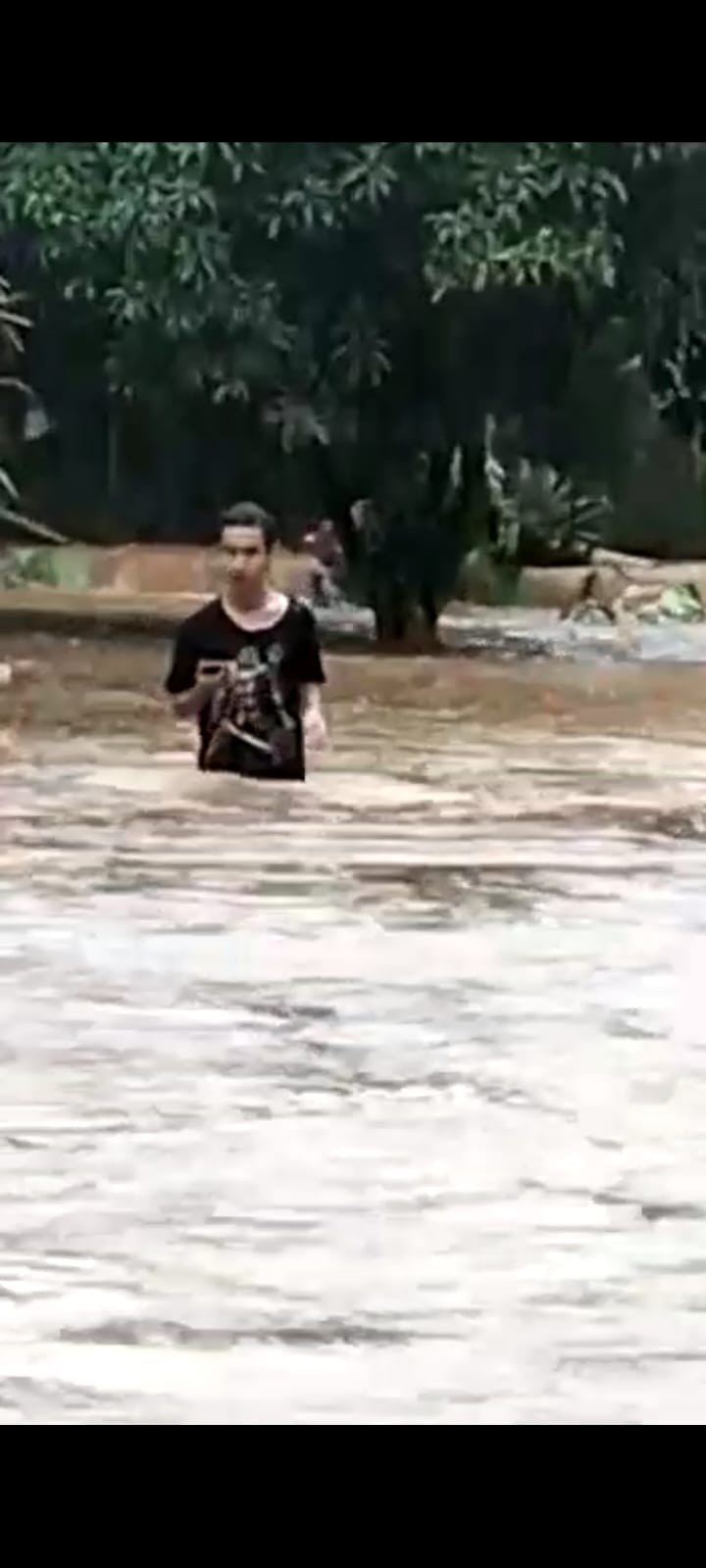 Diguyur Hujan 6 Jam, 12 Lokasi di Kota Tangerang Terendam Banjir, Damkar Lakukan Penyedotan Air 