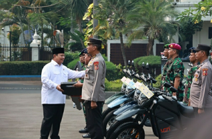 Prabowo Serahkan 100 Motor Trail Listrik untuk TNI dan Polri Produksi Dalam Negeri 