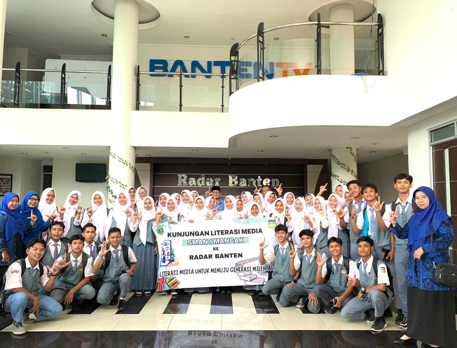 Belajar Jurnalistik dan Literasi Media, SMAN 1 Mancak Kunjungi Radar Banten