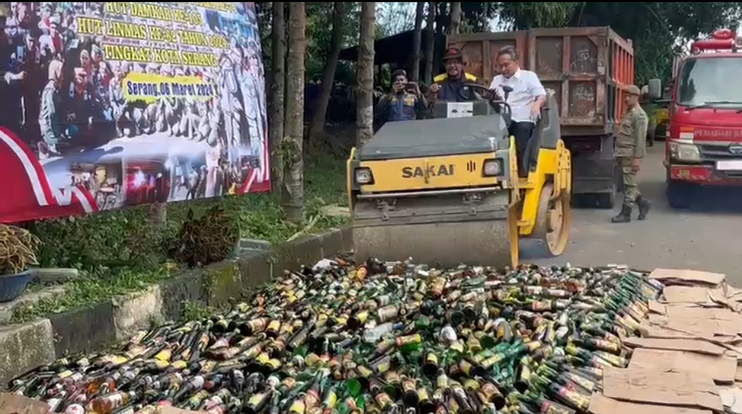 Ramadan Tinggal Menghitung Hari, Pemkot Serang Hancurkan Ribuat Botol Minuman Keras