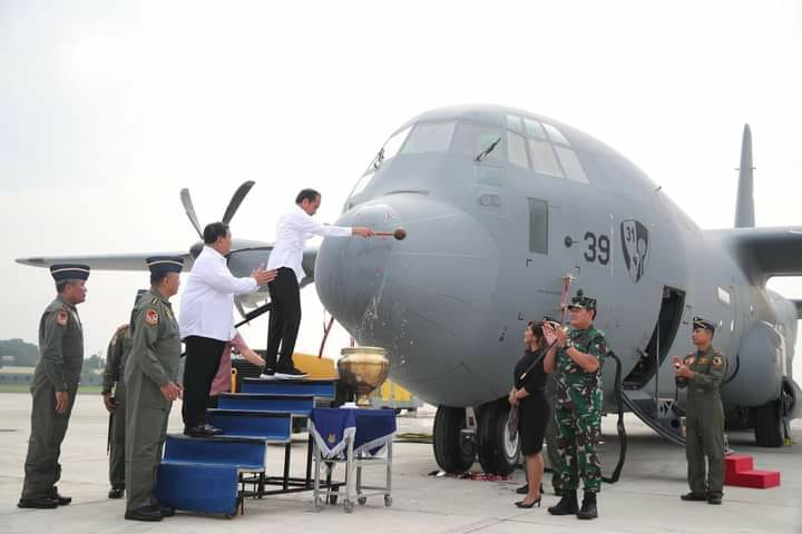Disaksikan Jokowi, Prabowo Serahkan Pesawat C-130J-30 ke Panglima TNI 