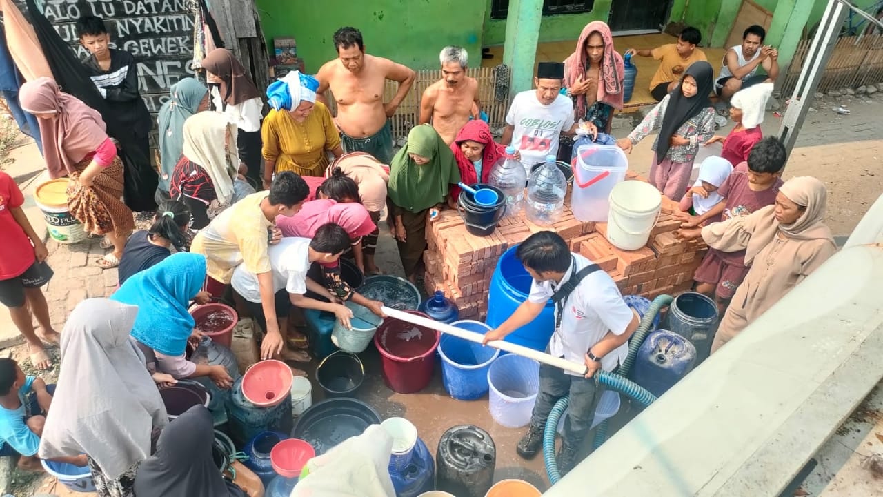 PMI Banten Distribusikan Air Bersih ke Warga yang Terdampak Kekeringan di Kota Serang