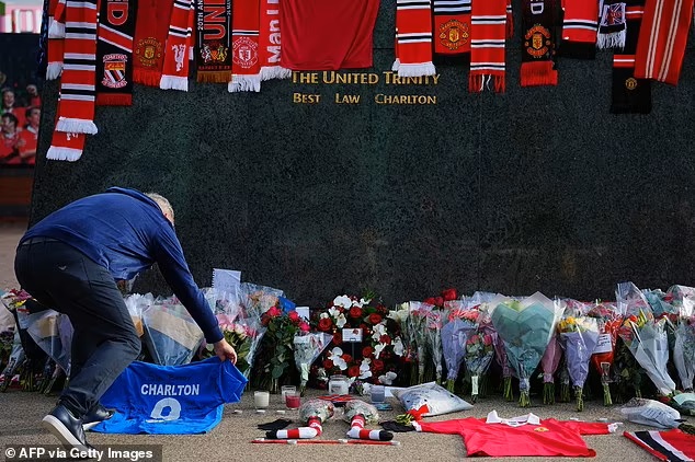 Penghormatan Fans Manchester United Pada Sir Bobby Charlton