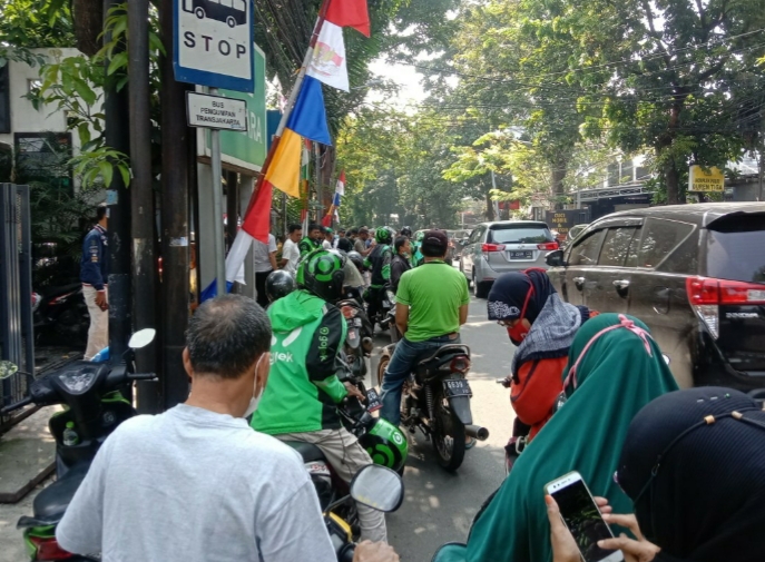 Warga Antusias Padati Lokasi Rekonstruksi Pembunuhan Brigadir J di Duren Tiga 