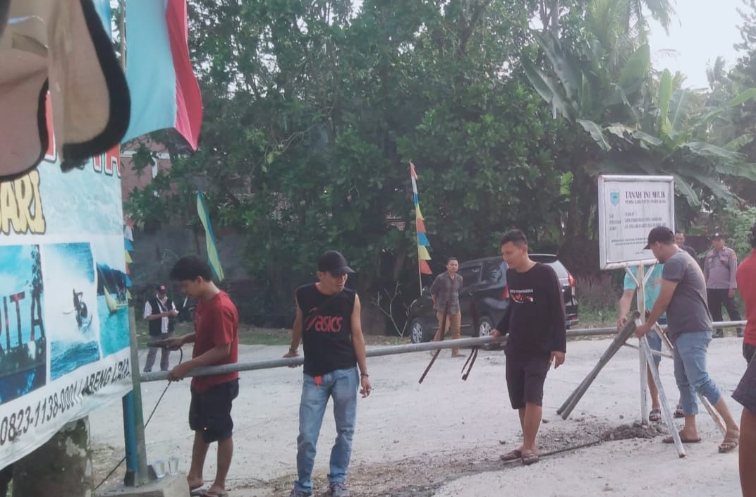 Sekelompok Orang Tutup Pantai Karangsari Carita