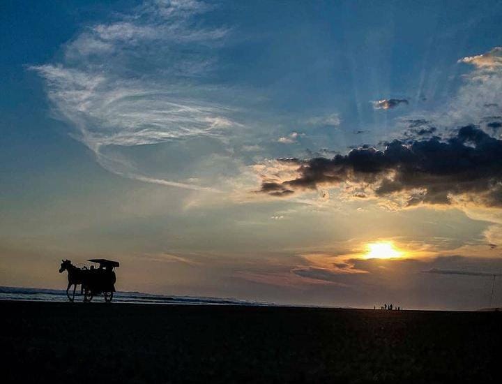 Menikmati Sunset di Pantai Parangtritis yang Hits, Romantis dan Eksotis