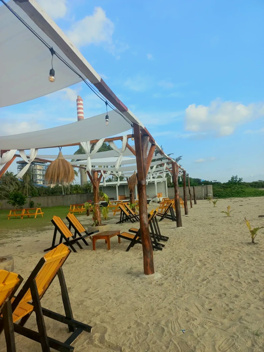 Laughtown Coffe Labuan, Spot Ngopi di Pinggir Pantai Pandeglang