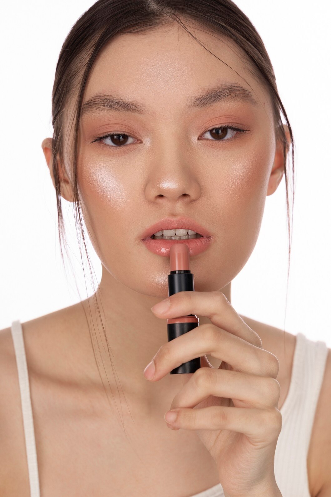 Rekomendasi Warna Lipstik yang Cocok untuk Kulit Sawo Matang