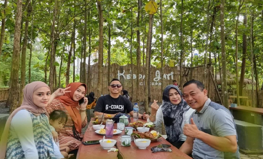 Hidden Gem Cilegon, Tempat Kuliner Kebon Jati Cilegon Makan di Bawah Rindangnya Pohon Jati