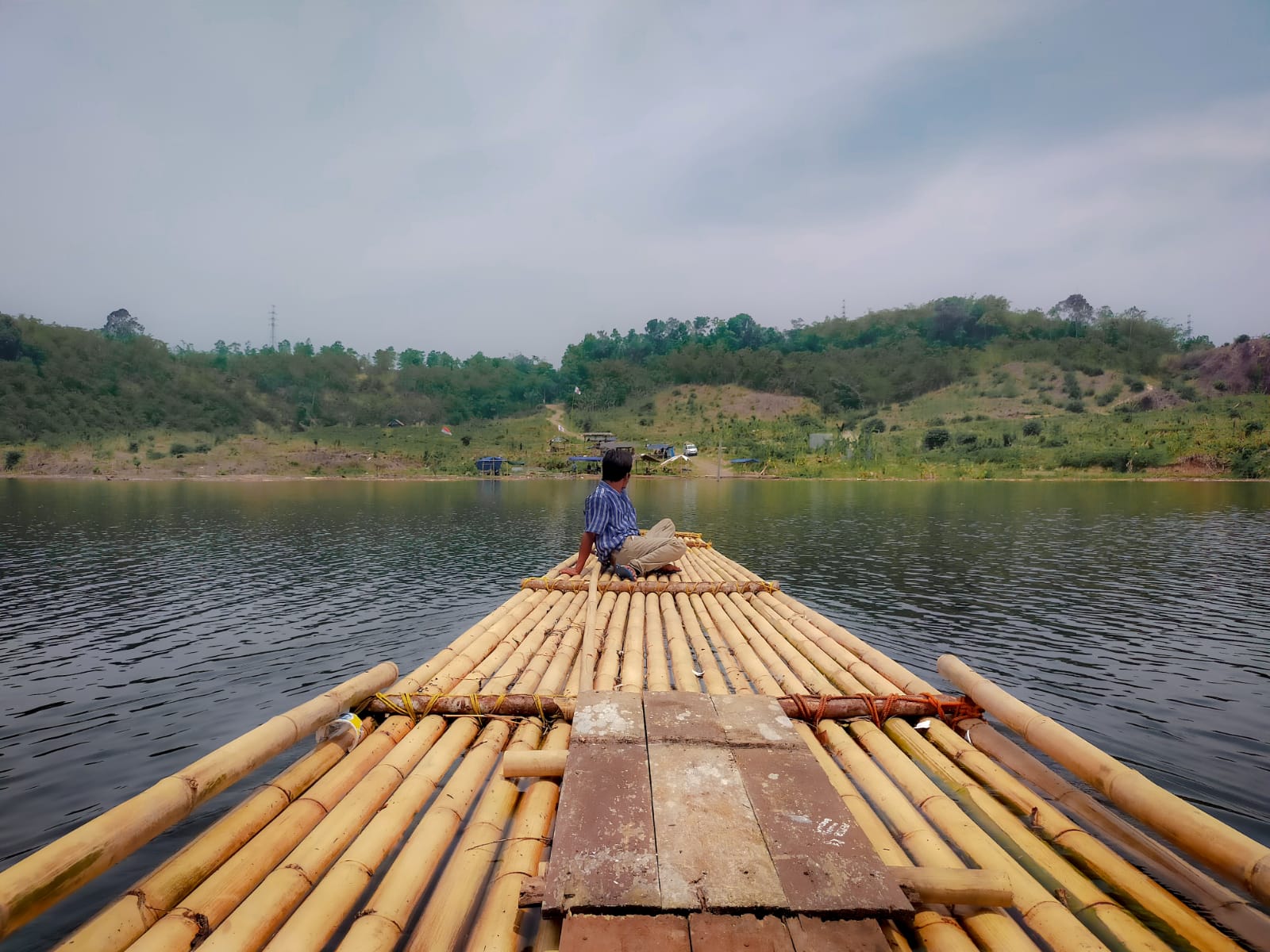 Keseruan Wisata Getek Bambu dan Melihat Indahnya Danau di Bendungan Karian