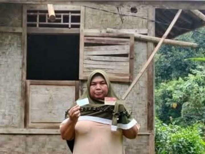 Perjuangan Jamis: Ibu Tangguh di Lebak yang Bertahan di Rumah Hampir Roboh