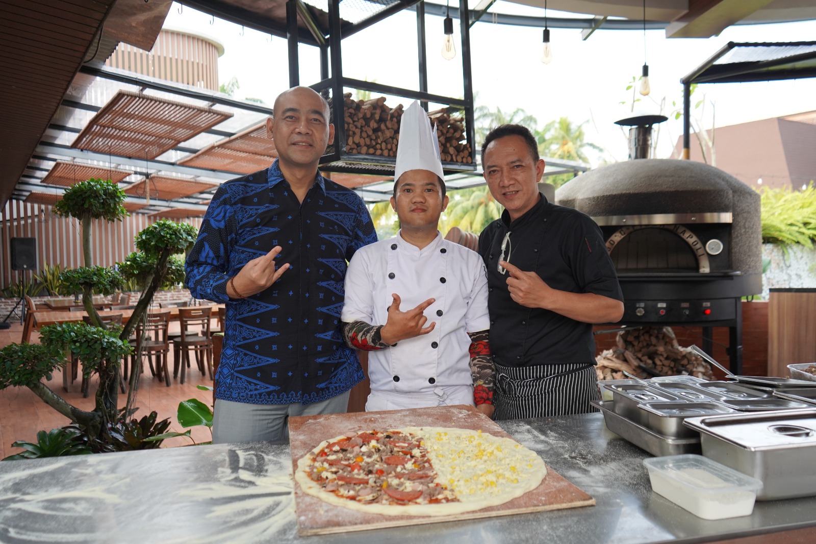 Resto The Surosowan Buat Pizza Raksasa, Namanya Sultan Pizza