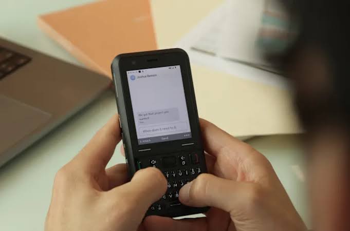 Menolak Candu Layar, Tren Gen Z Buang Smartphone Demi 