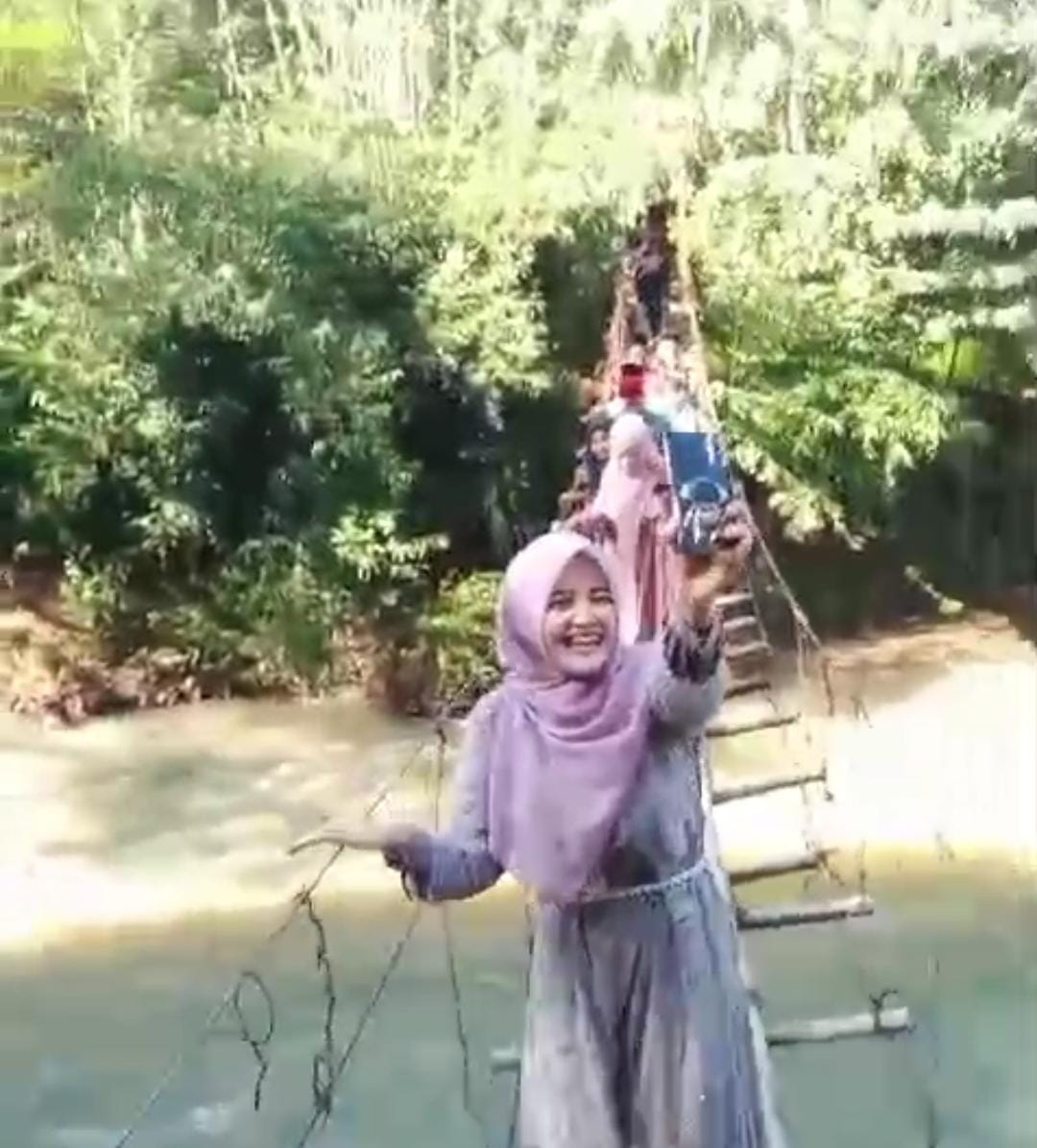 Selfie di Jembatan Gantung Saat Lebaran, Remaja di Lebak Banten Ini Tercebur ke Kali